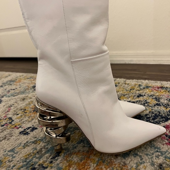 Keeyahri White Pointed Heeled Boots - Picture 6 of 14